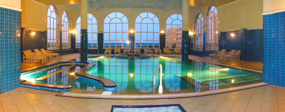 Thalasso Palace seawater pool with a view of the Golf and the sea